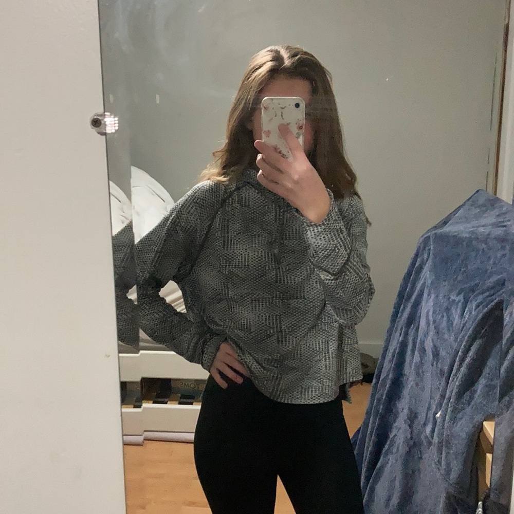 Grey dotted athletic sweatshirt, lightweight and comfortable
